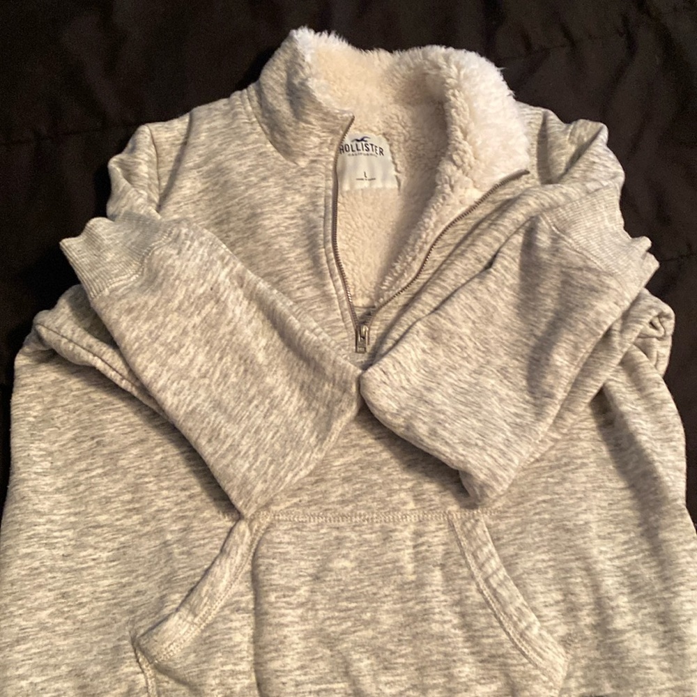 Hollister sweat shirt, gray with pocket in front